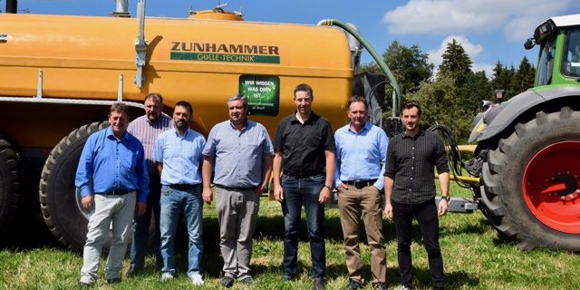Posieren vor einer hochmodernen und schlagkräftigen Kombination aus Güllefass mit Schleppschlauchverteiler und Fendt-Traktor: Der Vorstand, bestehend aus Vizepräsident Ernst Lüthi (v.l.n.r), Andreas Bürki, Werner Rüttimann, Fernand Andrey, Präsident Samuel Guggisberg und Elmar Fasel. Ganz links: Geschäftsführer Luca Costa. (Bild jw) 