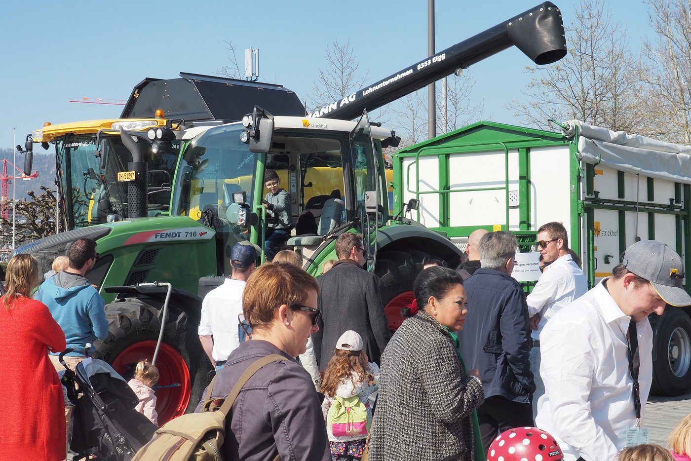 Fast noch faszinierender ist aber die Führerkabine eines wirklichen Traktors.