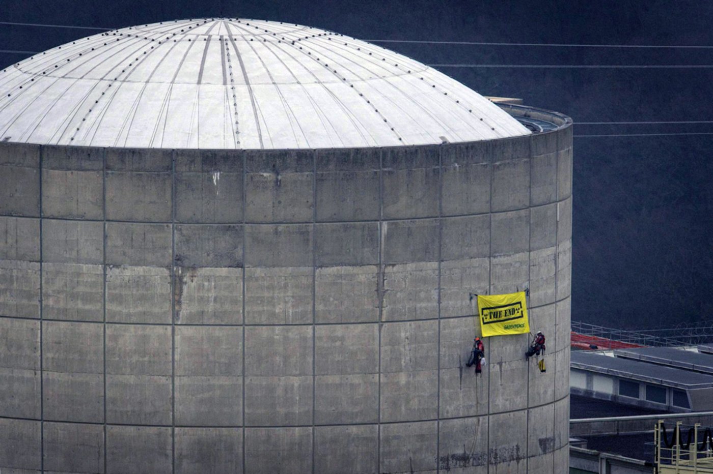 Die Aktivisten hängten heute morgen ein Banner mit dem Slogan «The End» (Das Ende) an den Kühlturm. Sie fordern damit, das älteste AKW der Schweiz stillzulegen. (Bild: Greenpeace)