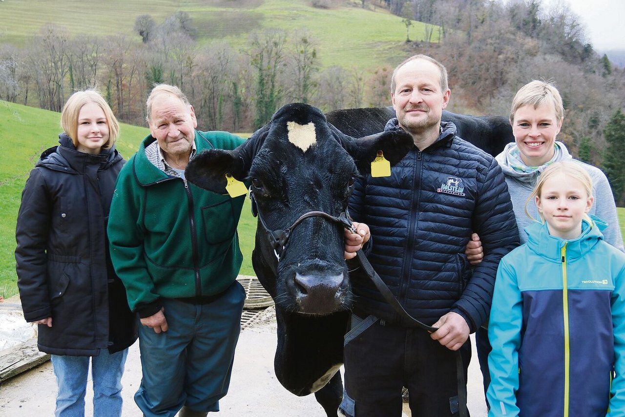 Die Kuh Orina mit ihrer Familie (v. l. n. r.): Lorena, Arnold, Armin, Andrea und Julia Odermatt.