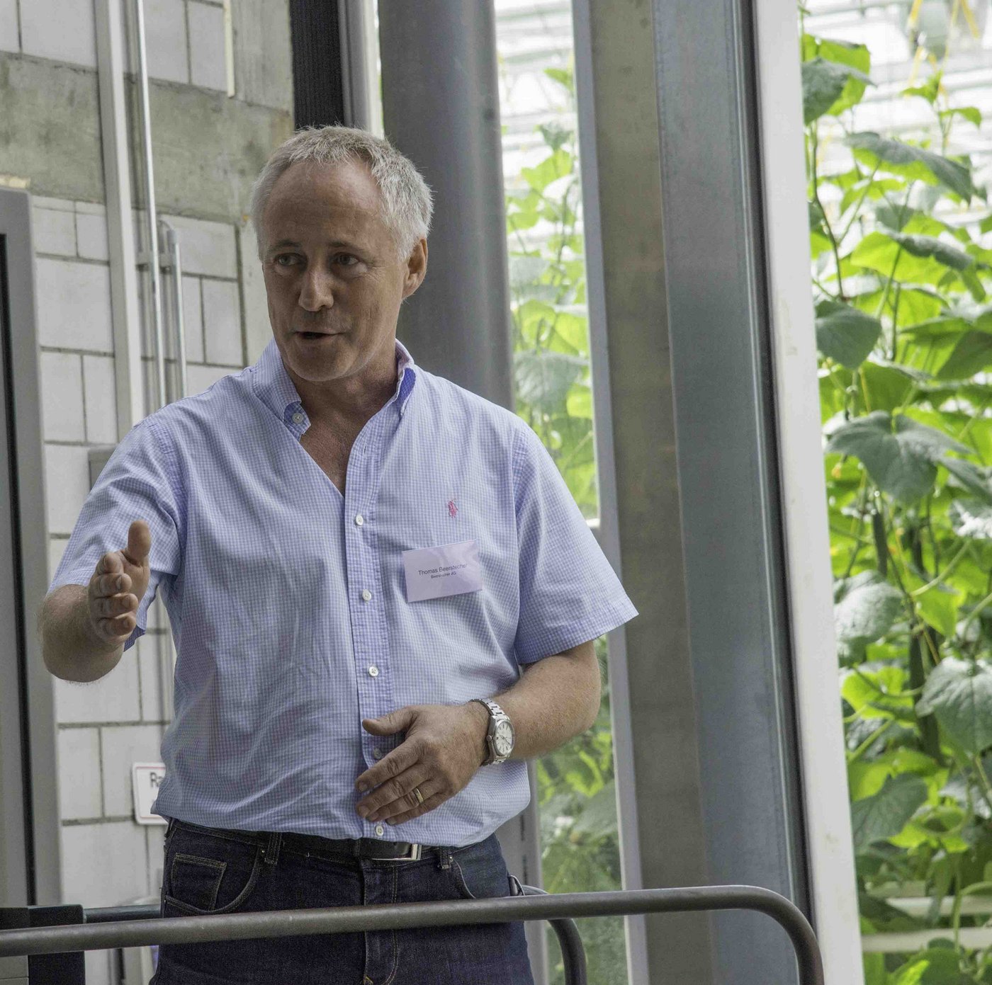 Am Tag der offenen Türen erklärte Thomas Beerstecher dem Publikum den Gewächshausanbau. 