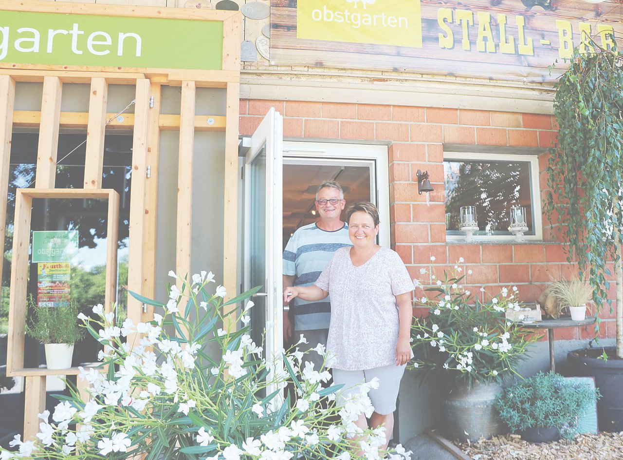 Reto und Barbara Lienberger führen ihren Betrieb «Obstgarten» in Spreitenbach. In der Gemeinde mit knapp 12 000 Einwohnern ist man nie allein, aber das stresst sie nicht. Offene Türen gehören zu ihrem Betriebskonzept.