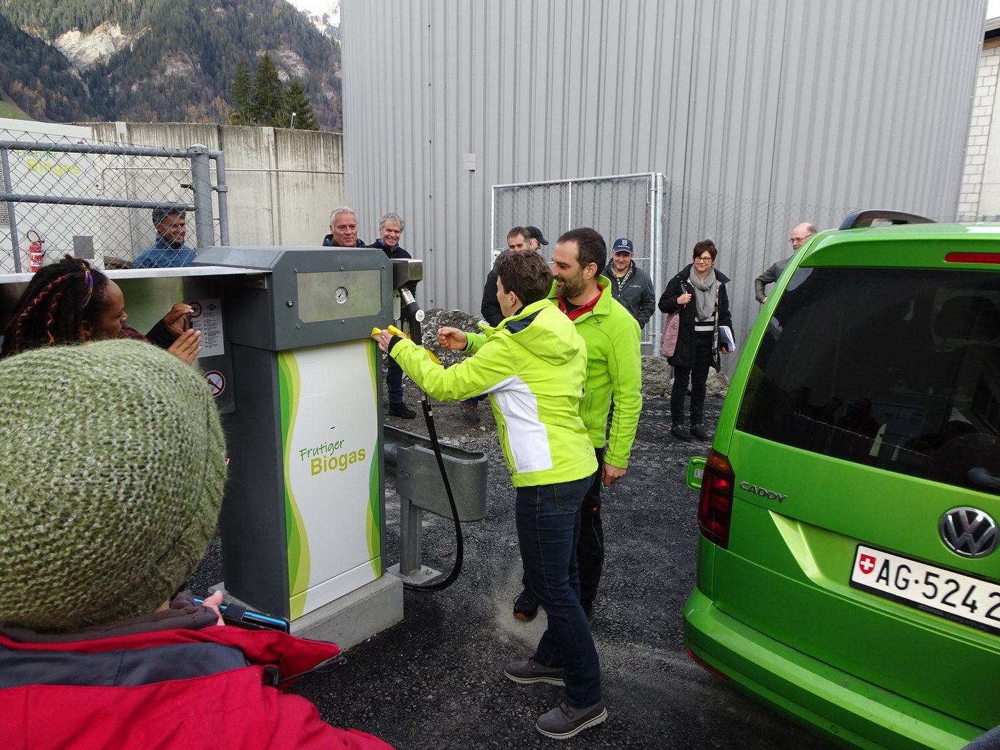 Die beiden FahrBiogas-Mitglieder Tina und Sven Kosik bei der ersten Betankung mit Frutiger Biogas. (Bild Biogastankstelle Frutigen GmbH, zVg)
