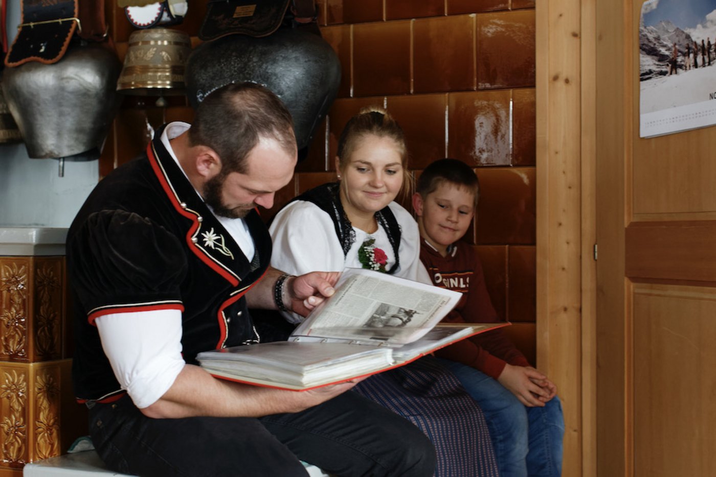 Der gemütliche Teil: Nach dem Fotoshooting gehts in die warme Stube. Hier studiert Schwinger Heinz Habegger einen Ordner mit alten Presseartikeln.
