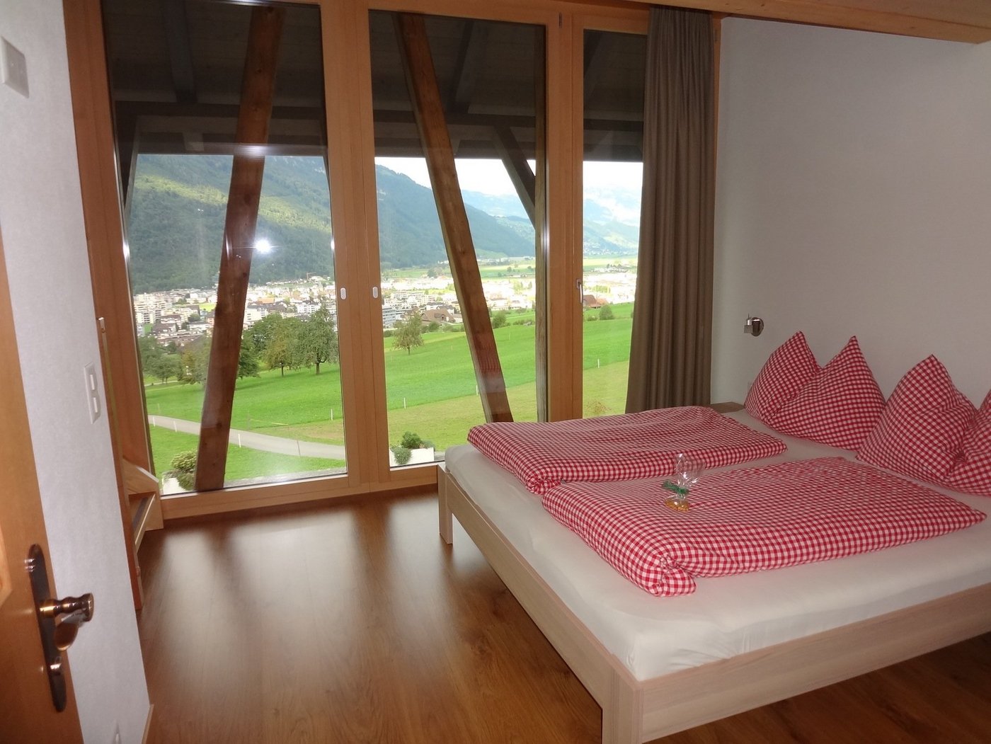 Gästezimmer mit Aussicht auf dem Betrieb von Familie Odermatt.   (Bild js)