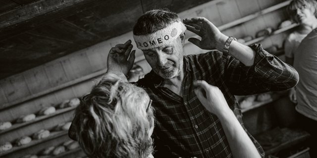 Szenen aus der Holzofenbäckerei in Visperterminen: Romeo bäckt mit den Leuten aus dem Dorf Brot für die Krisenzeit.(Bilder Pinaki)