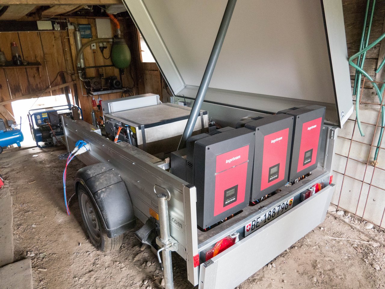 Die mobile Salzbatterie speichert den Solarstrom und kann den Alpbetrieb während drei Tagen ohne Sonne mit Strom versorgen. (Bild David Eppenberger)