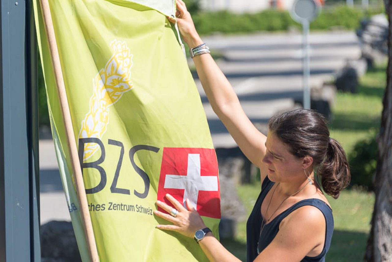 Die Fahne hält: Berthe Darras von Uniterre drapiert eine Fahne vom Bäuerlichen Zentrum Schweiz.