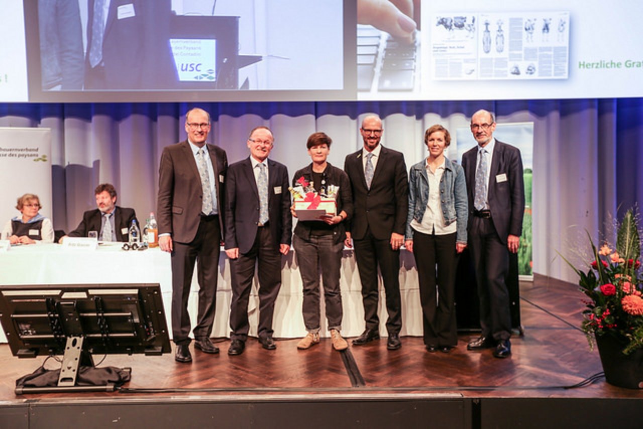 Schreibt nicht nur über Landwirtschaft, sondern packt selber mit an: Preisträgerin Bettina Dyttrich (mit Geschenkkorb). (sbv)