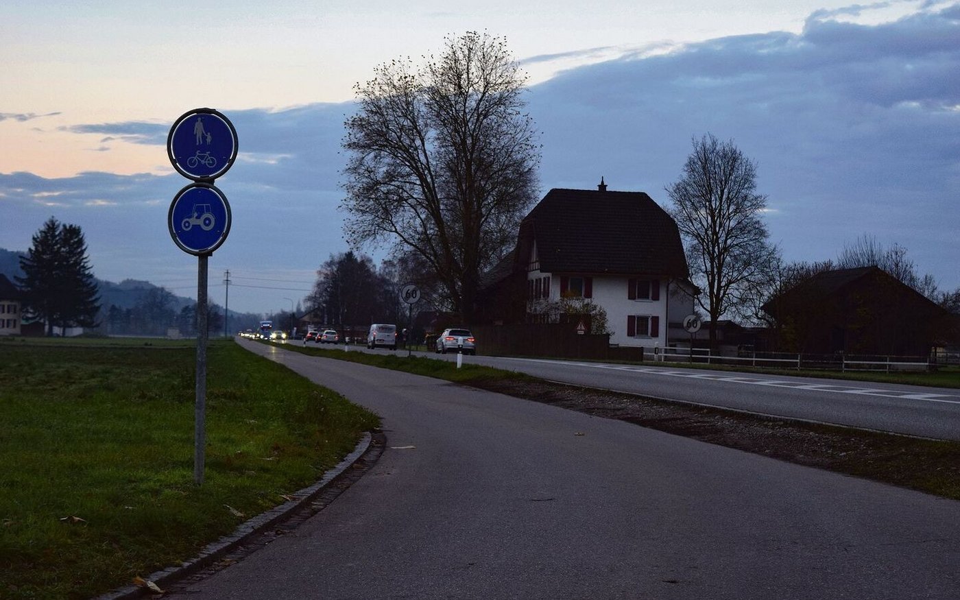 Auf der N23 bei Bonau wird der Landwirtschaftsverkehr auf den Radweg umgeleitet. Die Fahrverbotstafel für Traktoren (rechtes Bild) gibt es offiziell nicht. Landwirtschaftsfahrzeuge dürfen hier also fahren, ohne gebüsst zu werden.