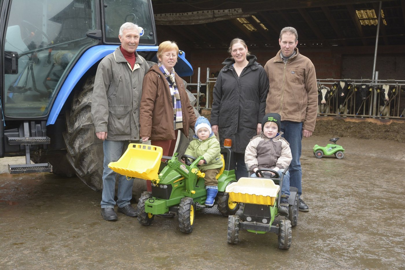 Die Familie Ilse auf ihrem Hof im niedersächsischen Jühnde.  (Bilder: chm)