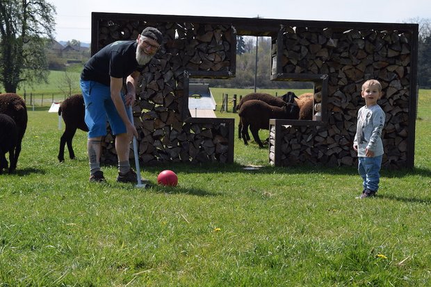 Cornel Eberle zeigt einem Besucher, wie das XXL-Golfspiel funktioniert. (Bilder Stefanie Giger)