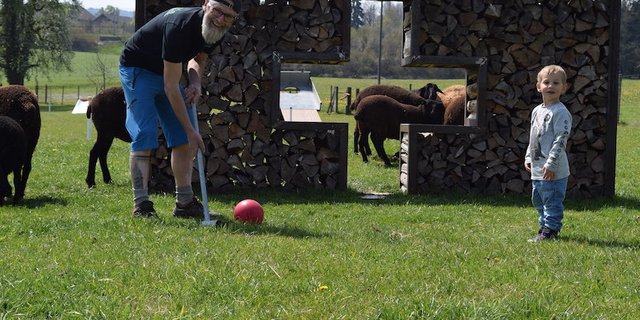 Cornel Eberle zeigt einem Besucher, wie das XXL-Golfspiel funktioniert. (Bilder Stefanie Giger)