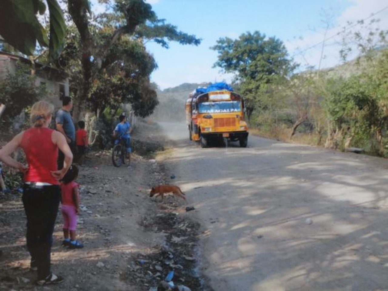 Mirka Lötscher wartet auf den Bus. Besonders schnell sind jene in Nicaragua nicht unterwegs. (Bild zVg)