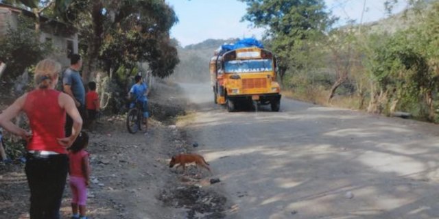 Mirka Lötscher wartet auf den Bus. Besonders schnell sind jene in Nicaragua nicht unterwegs. (Bild zVg)