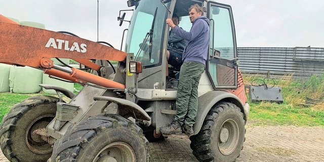 Jannik ist schon ziemlich geübt im Umgang mit den Maschinen. Lehrmeister Timo gibt ihm kurz eine Instruktion beim Siloballenfahren. 