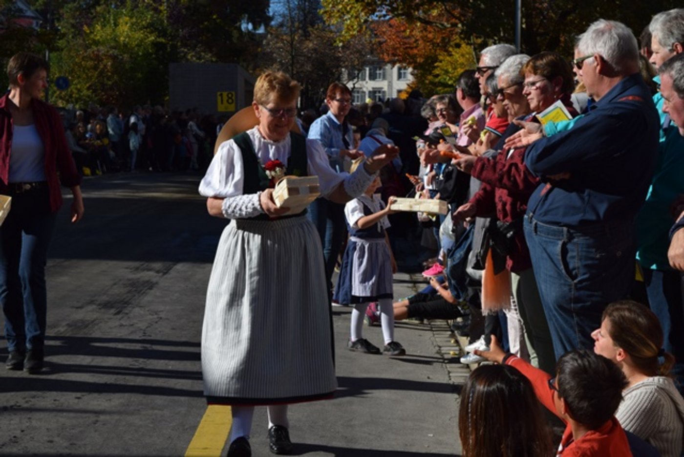 Rüebli, Äpfel, Käse oder Gummibärli waren beim Publikum hochwillkommen.