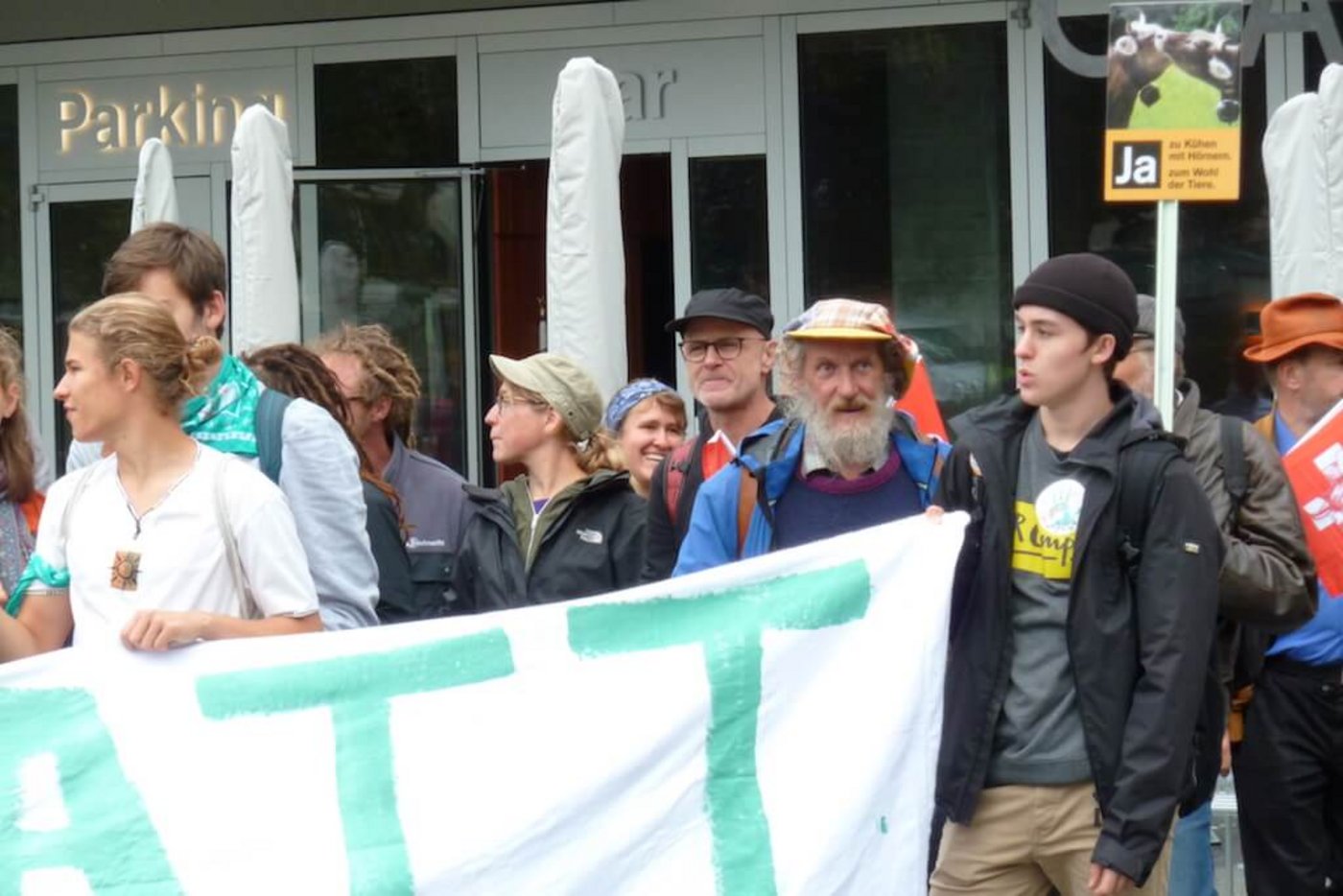 Auch Armin Capaul hatte sich der Demo angeschlossen und nutzte die Gelegenheit, um für seine Kandidatur in den Nationalrat zu werben. Sein Slogan: "Kühe mit Hörnern, die Gras und Heu fressen, schaden dem Klima nicht." (Bild jsc)