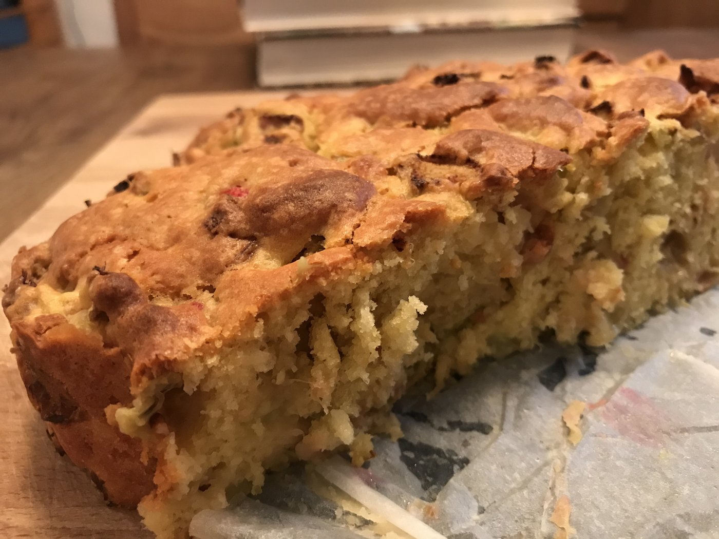 Der Kuchen ist eher feucht uns luftig.