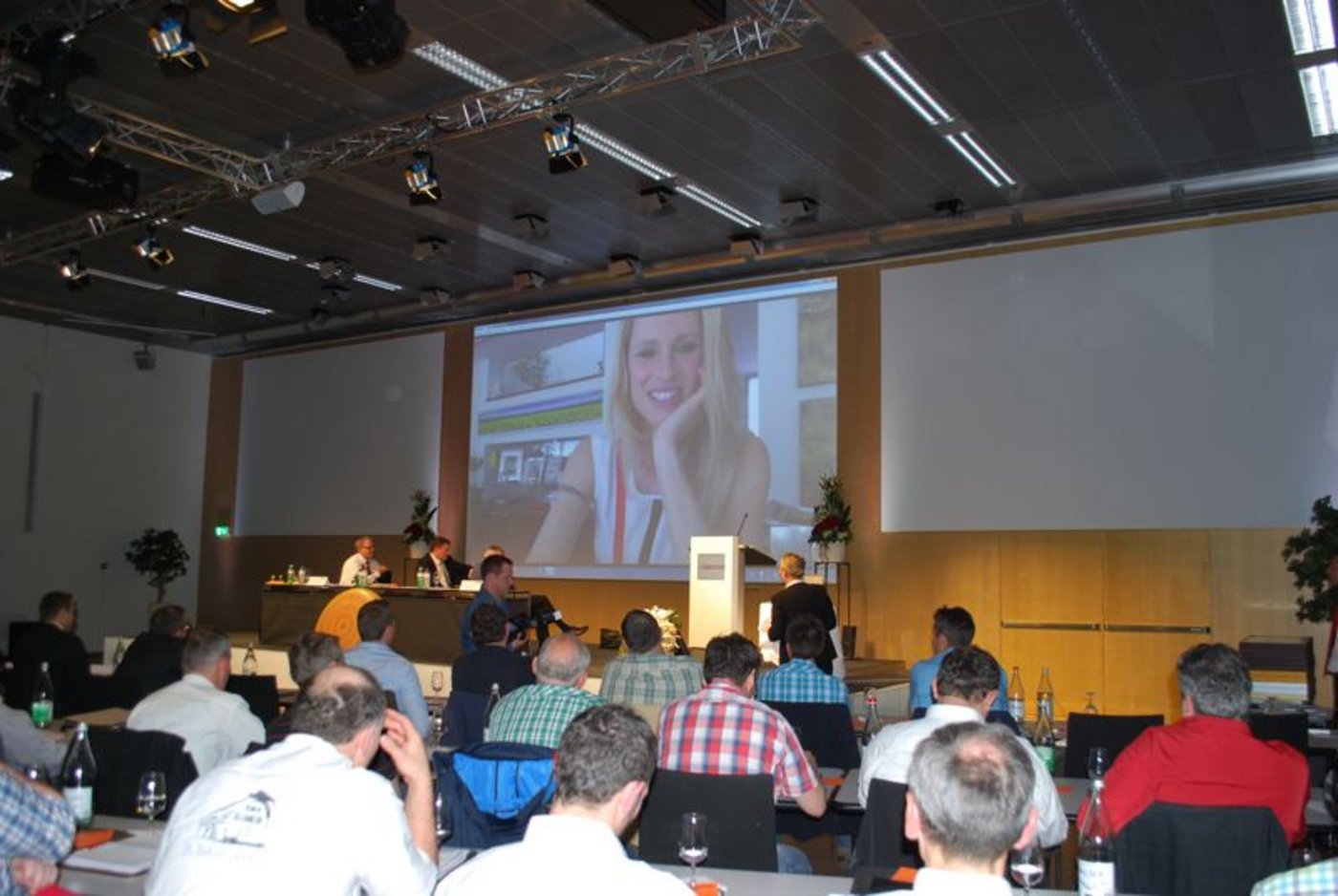 Michelle Hunziker ist das neue Gesicht von Emmentaler Switzerland in Italien und Deutschland. Sie wurde live in die Versammlung zugeschaltet.