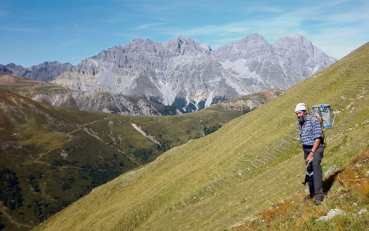 Eindrückliches Panorama am Arbeitsplatz: Werner Keller räumt die Zäune auf der Alp Tavrü zusammen. Die Alp grenzt an den Schweizerischen Nationalpark im Engadin.