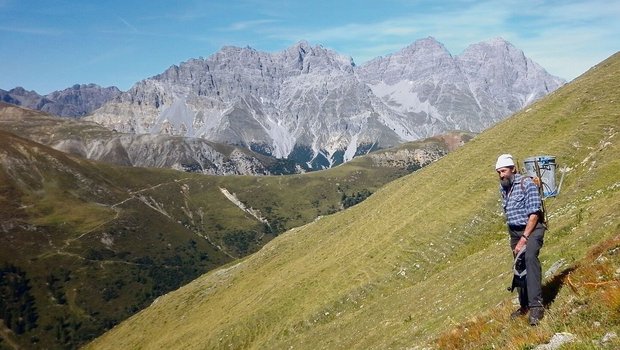 Eindrückliches Panorama am Arbeitsplatz: Werner Keller räumt die Zäune auf der Alp Tavrü zusammen. Die Alp grenzt an den Schweizerischen Nationalpark im Engadin.