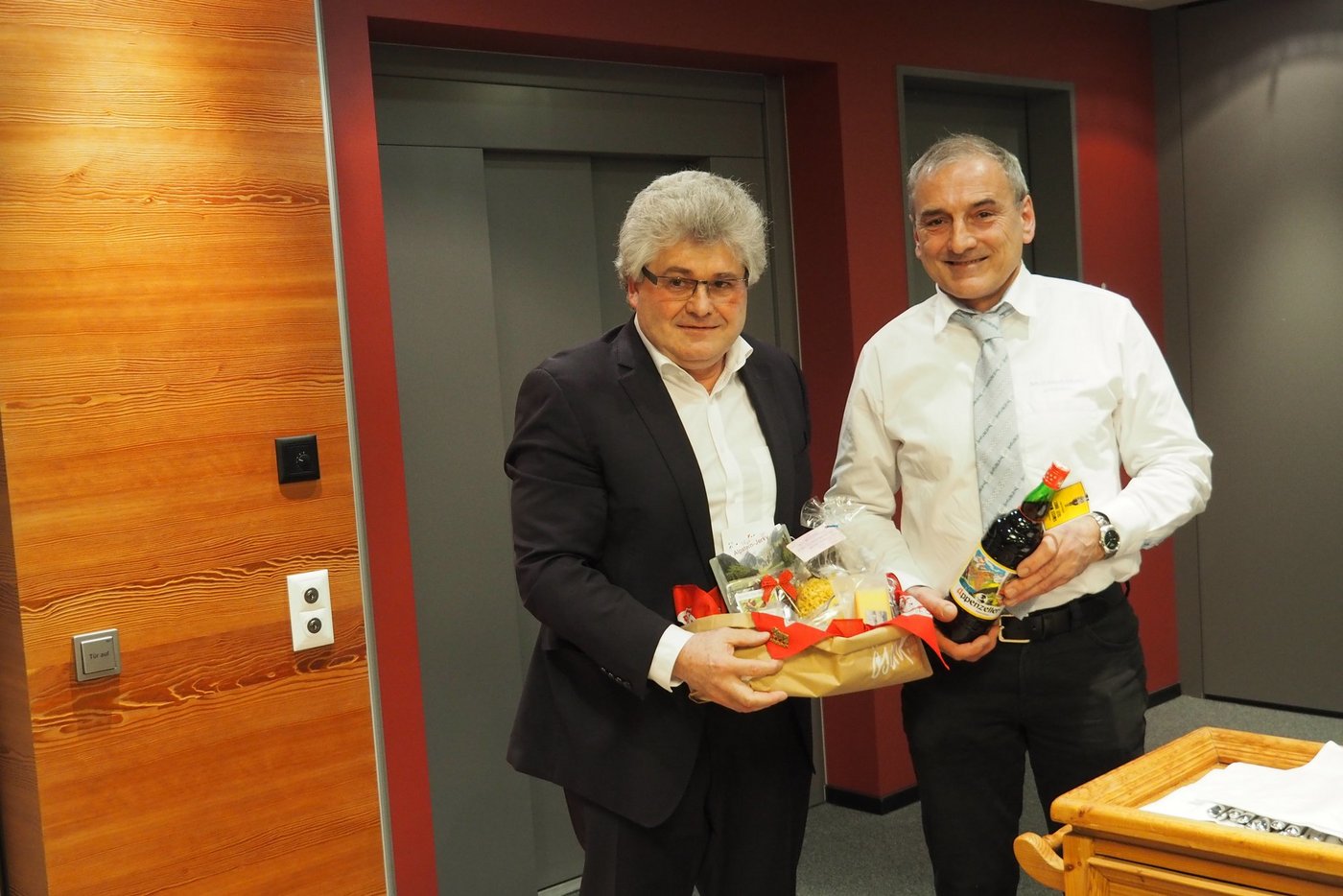 Ivo Bischofberger (links) wurde zum Ehrenmitglied des Innerrhoder Bauernverband ernannt. Desse Präsident Sepp Koch gratuliert. (Bild Christian Weber)