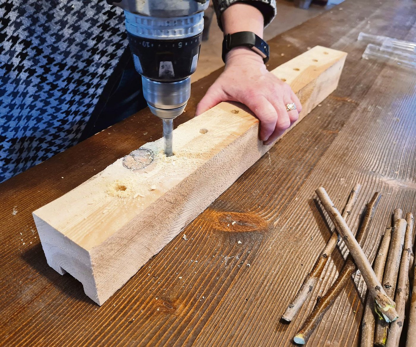 In einem Holz nach Wahl die Löcher bohren. 