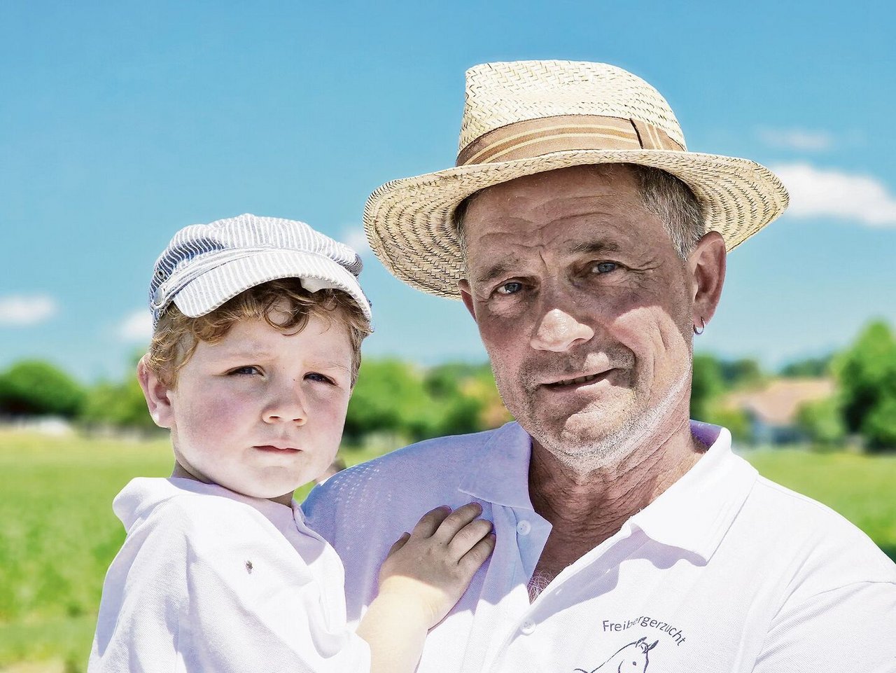 Der erste Enkel kann seinen Grossvater, Bruno Spring, nicht leugnen. Während sich auf dem Hof alles um Pferde dreht, schaufelt der Kleine den Kühen Gras in die Krippe. «Auch gut», sagt Spring.