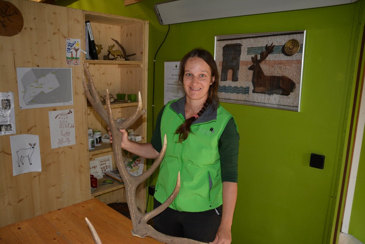 Katja Niederberger zeigt ein abgeworfenes Geweih des Platzhirsches. Es sei sehr schwer und massiv. (Bild Franziska Jurt)