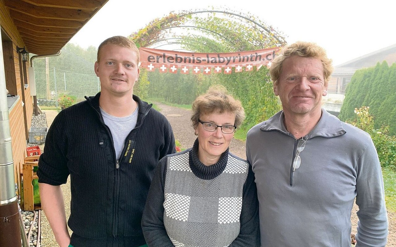 Generationengemeinschaft: Sohn Tobias, Trudy und Walter Bühlmann (v. l.) setzen auf vielfältige Betriebszweige 