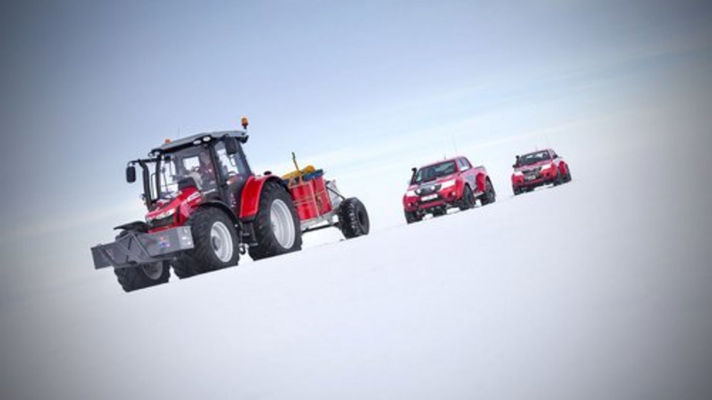 Der Traktor hat gestern in Begleitung des Teams seine Reise gestartet. (Bild: MF)