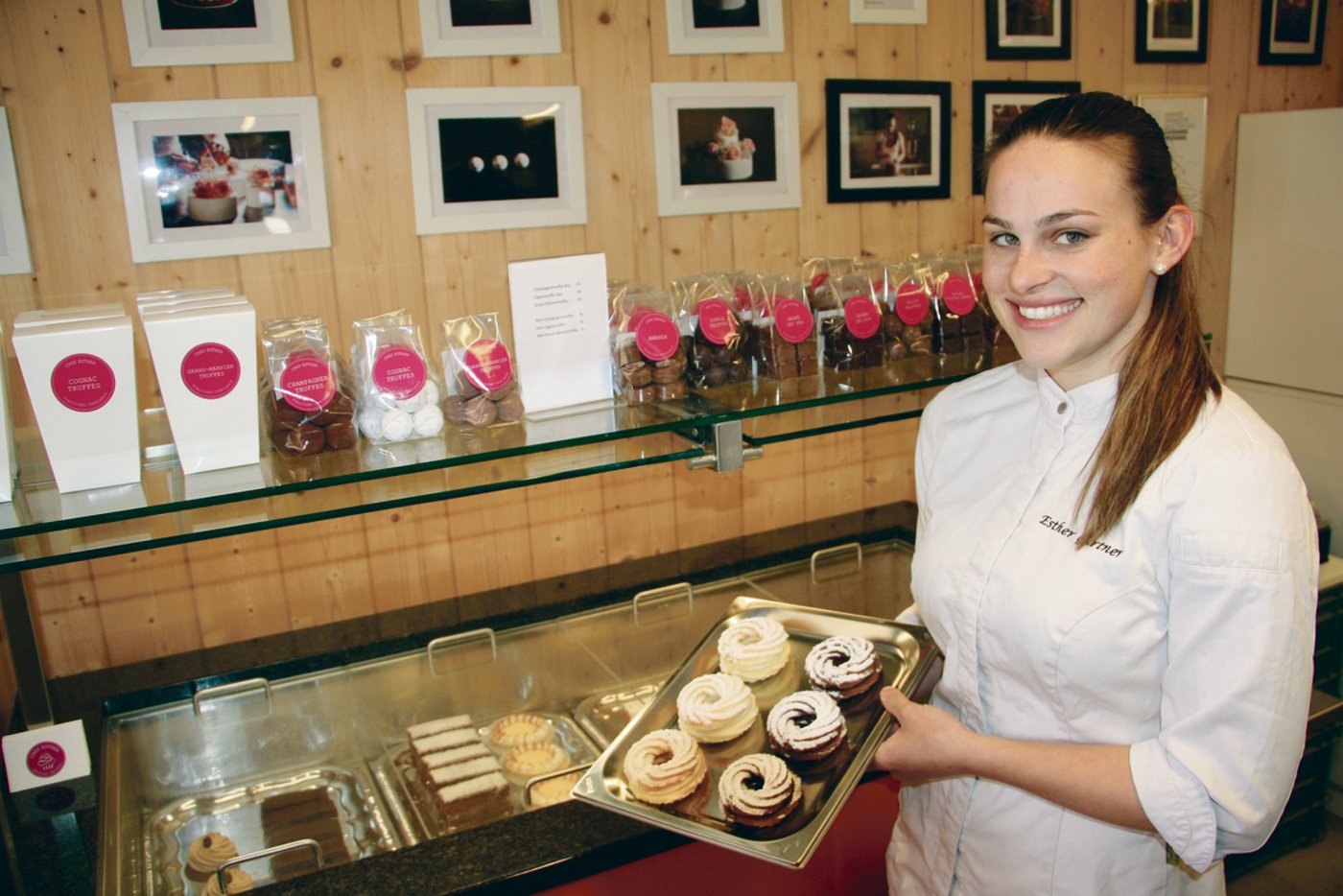 Im Hofladen gibt es täglich ein Angebot an Patisserie und Pralinen. (Bild aw)