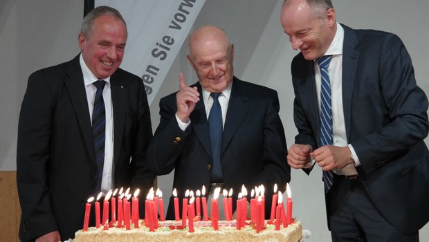 Die Geburtstagstorte mit dem drei Anicom-Präsidenten, von links, Eugen Brühlmeier, Gründerpräsident Max Tschannen und heutiger Präsiden Heinz Mollet. (Bild Josef Kottmann)