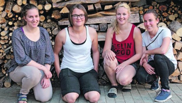 Pia Herger, Astrid Brülisauer, Jasmin Kempf und Monika Arnold (von links nach rechts) sind der Meinung, dass das Älplerleben etwas Besonderes ist – ein Virus der anderen Art. (Bild Agnes Schneider Wermelinger)