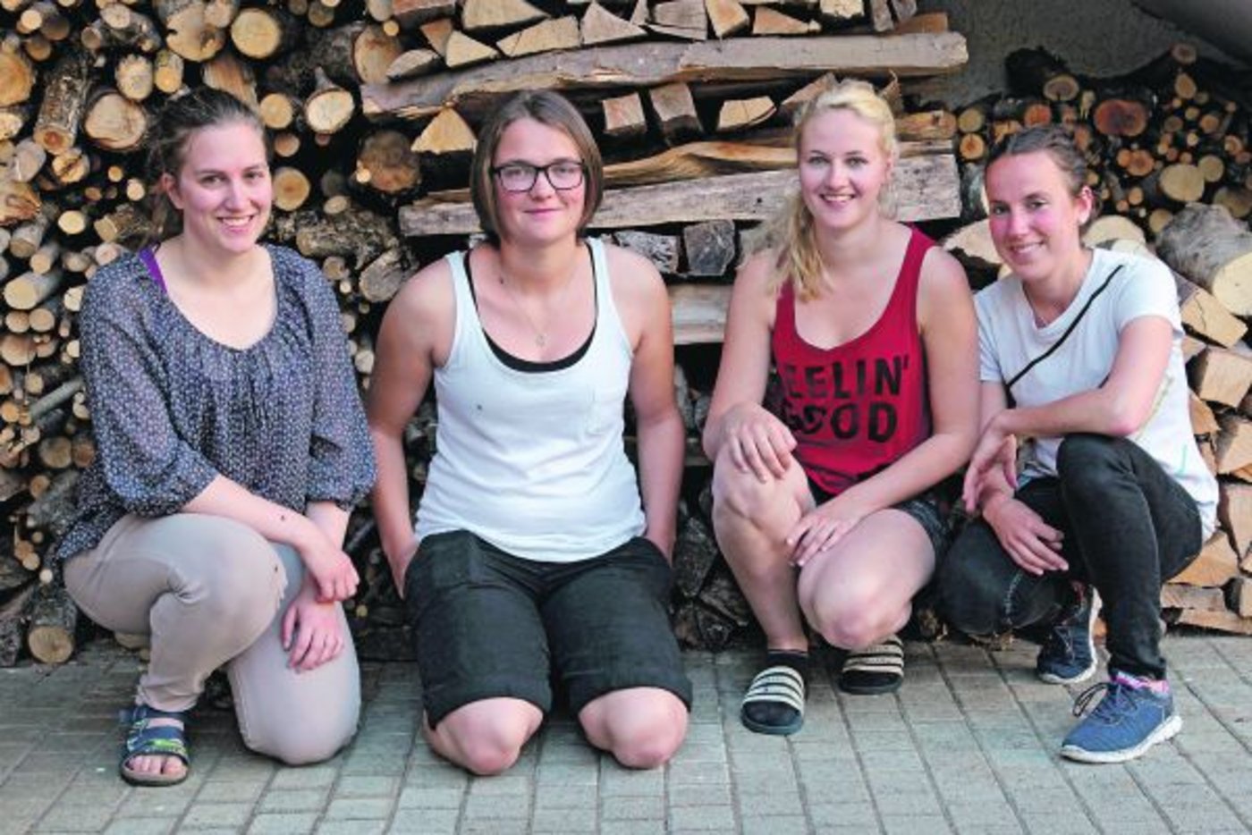 Pia Herger, Astrid Brülisauer, Jasmin Kempf und Monika Arnold (von links nach rechts) sind der Meinung, dass das Älplerleben etwas Besonderes ist – ein Virus der anderen Art. (Bild Agnes Schneider Wermelinger)