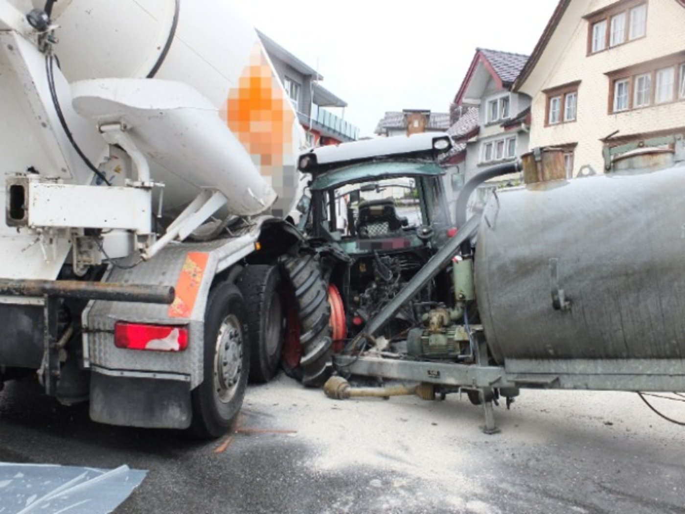 Der Betonmischer war im Rückwärtsgang auf dem Weg zur Baustelle. (Bilder Kapo SG)