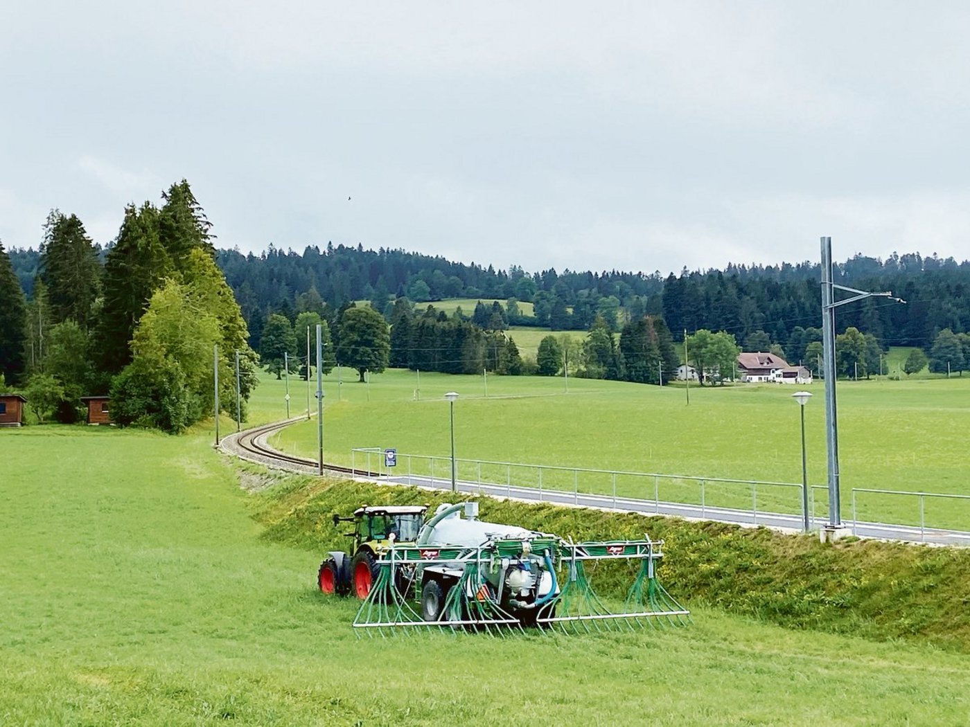 Er soll freiwillig bleiben: Nach dem Ständerat unterstützt auch die WAK-N eine Motion von Peter Hegglin, die kein Obligatorium für Schleppschläuche will. (Bild Adrian Krebs)