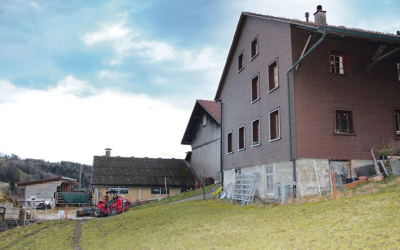 Auf dem Betrieb leben zwölf Limousin-, Angus- und Dexter-Mutterkühe, deren Nachwuchs, zehn Schafe, drei Ziegen, zwanzig Hühner, zwei Hähne und zwei Katzen.