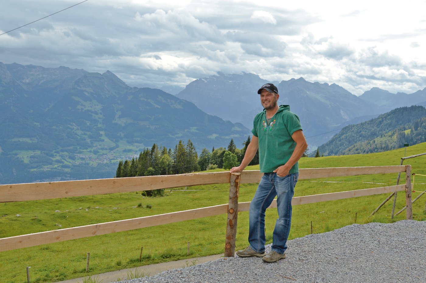 Gleich an der Hütte vorbei führt ein Wanderweg. Dieses Jahr ist es schon dreimal vorgekommen, dass die Touristen die Weide offen liessen. 