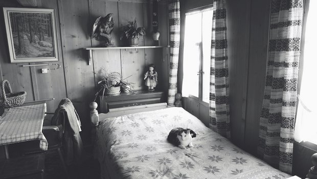 Im Schlafzimmer in Glunti, das einen sehr zufriedenen Bewohner beherbergt, steht die Zeit still. (Bild Pinaki)