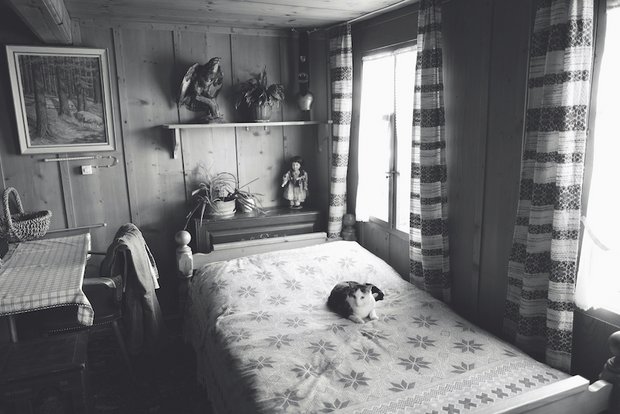 Im Schlafzimmer in Glunti, das einen sehr zufriedenen Bewohner beherbergt, steht die Zeit still. (Bild Pinaki)