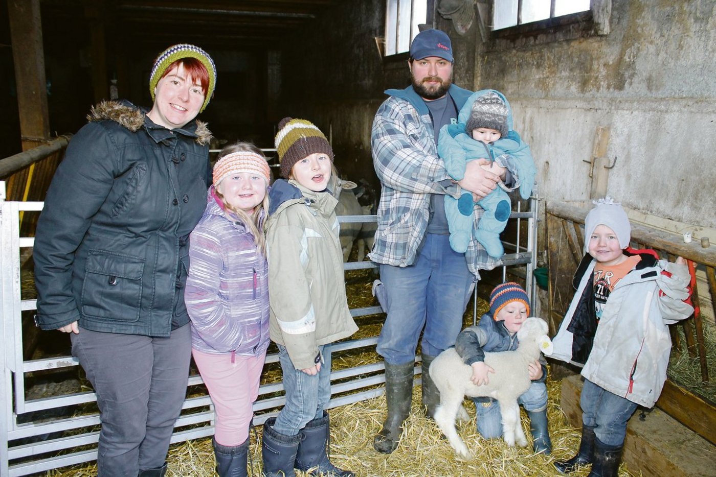 Die Umgebung ist ruhig, die Familie dafür munter: Susanne und Andreas Baumann mit ihren fünf Kindern im Stall. (Bilder Robi Kuster)