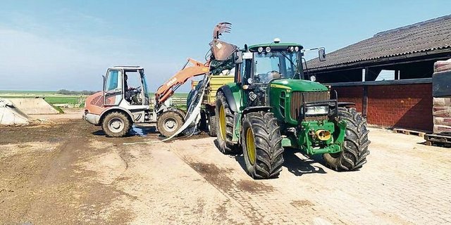 Die gebrauchten Folien werden mit dem Kipper zur Raiffeisenwarengenossenschaft (also dem deutschen Pendant zur Landi) gebracht. Dafür gibt es zwei feste Termine im Jahr.