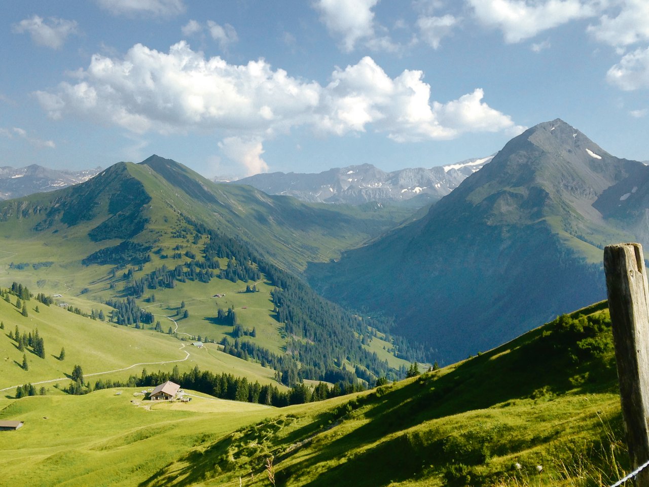 Von der Alp hat man einen schönen Weitblick über das Tal.