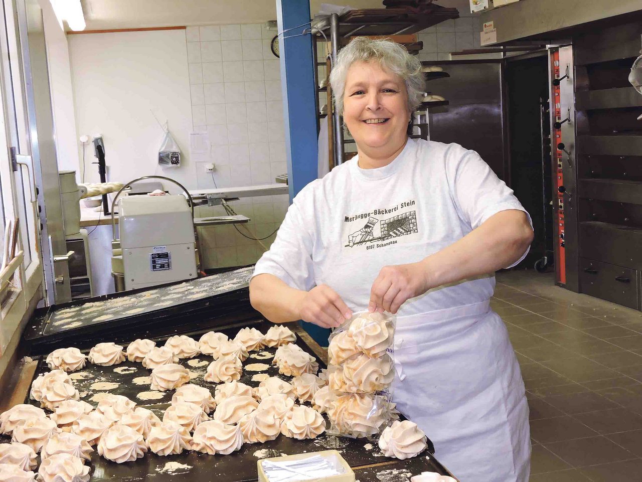 Bäuerin Ruth Salzmann arbeitet Teilzeit in der Bäckerei Stein, wo die «Kemmeriboden Merängge» produziert werden. (Bild Barbara Heiniger)