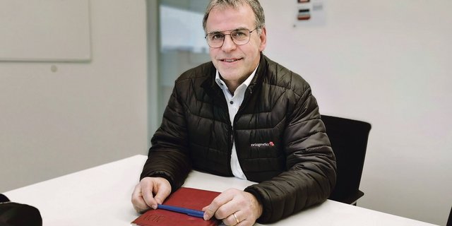 Der CEO bei Swissgenetics, Christoph Böbner, geniesst es, wieder näher bei der produzierenden Landwirtschaft zu sein.(Bild Simone Barth)