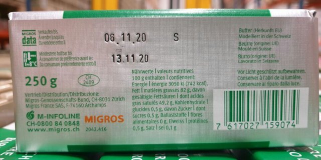 So sieht die neue, korrekte Verpackung für die importierte Butter aus. Da die grossen Butterblöcke von Cremo in Form gebracht worden sind, heisst es nun «modelliert in der Schweiz». (Bild Migros)