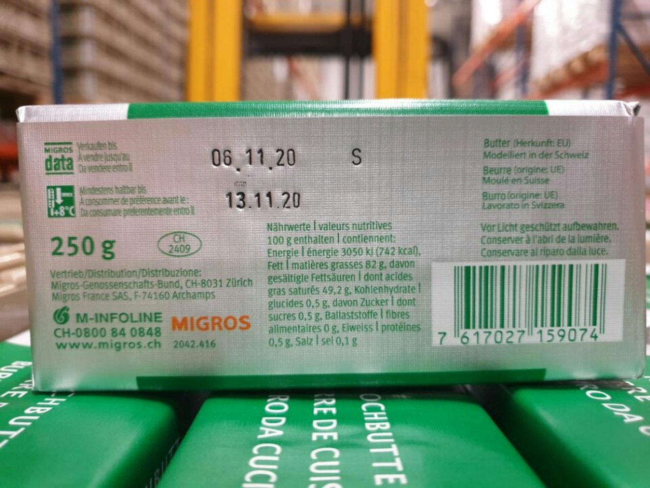 So sieht die neue, korrekte Verpackung für die importierte Butter aus. Da die grossen Butterblöcke von Cremo in Form gebracht worden sind, heisst es nun «modelliert in der Schweiz». (Bild Migros)