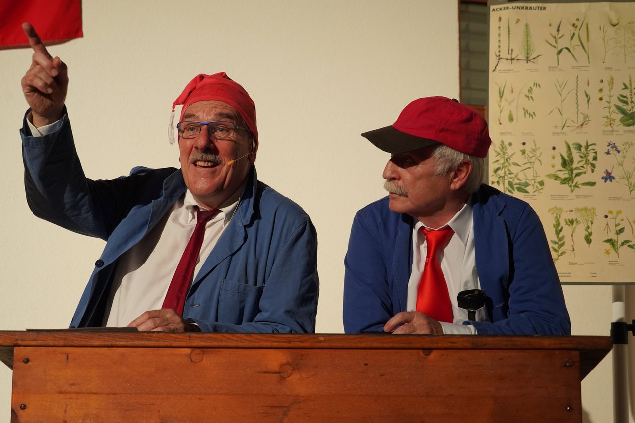 Die ehemaligen Schulleiter Matthias Hofer und Robert Wenger sorgten mit ihrem Input für einen humorvollen Zugang zu den 100 Jahren Ebenrain-Geschichte. (Bild mr)